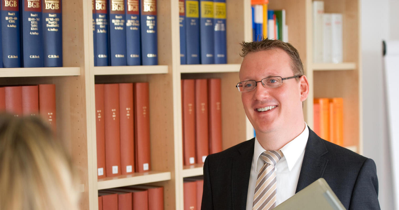 Juristische Beratung in der Kanzlei Peter Meier Rechtsanwalt Peter Meier vor juristischen Fachbüchern